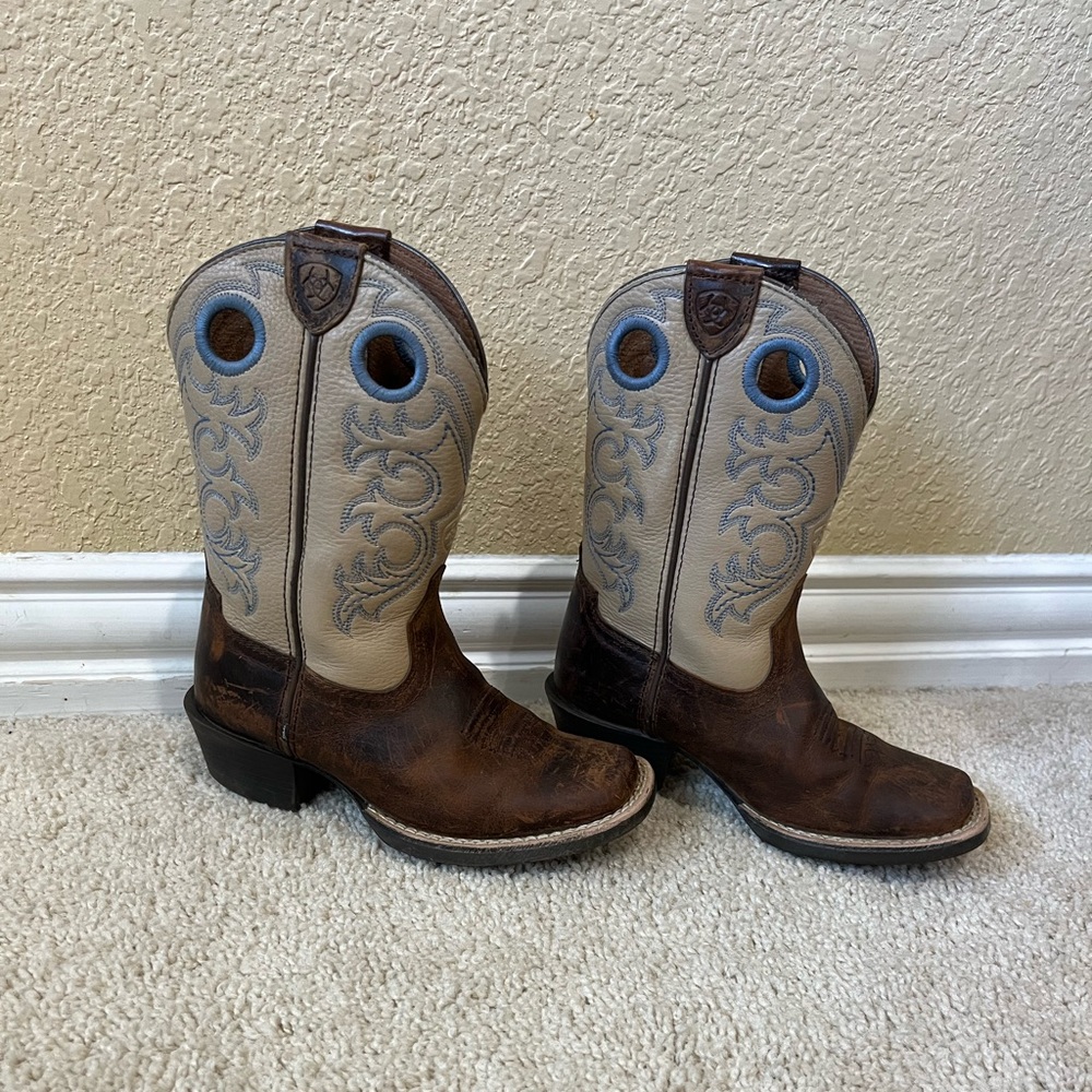 Size 10 little Kids Ariat Boots